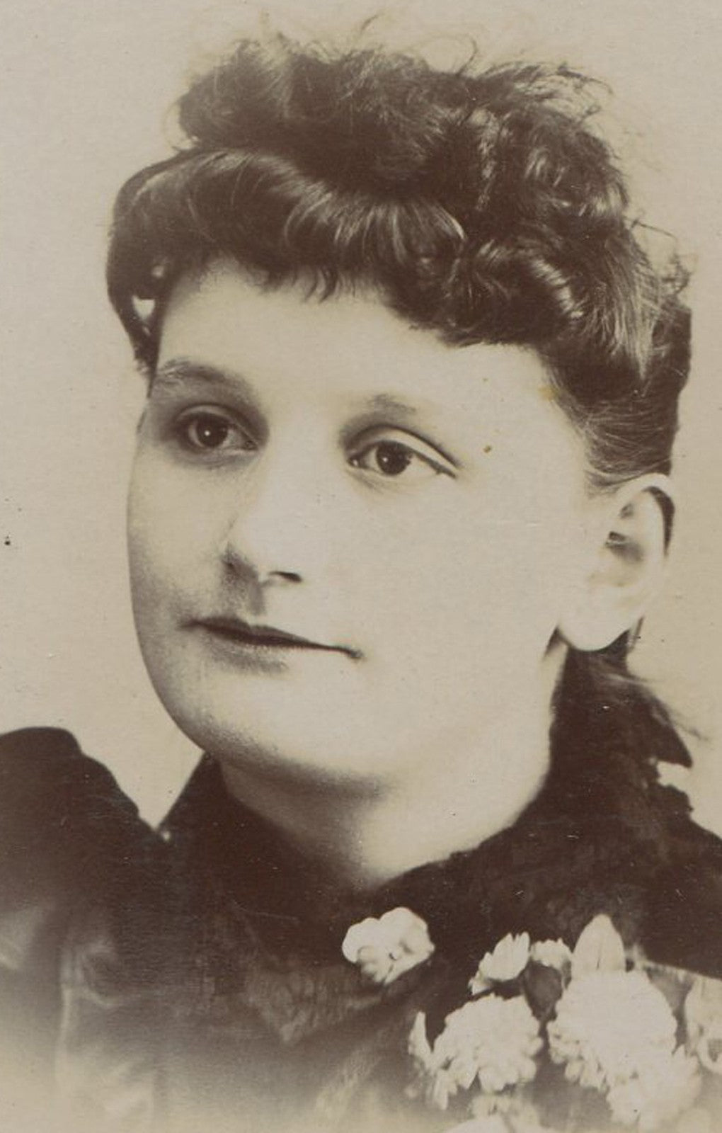 Vintage cabinet card photo: Woman with half smile, messy hair - Story City, Iowa