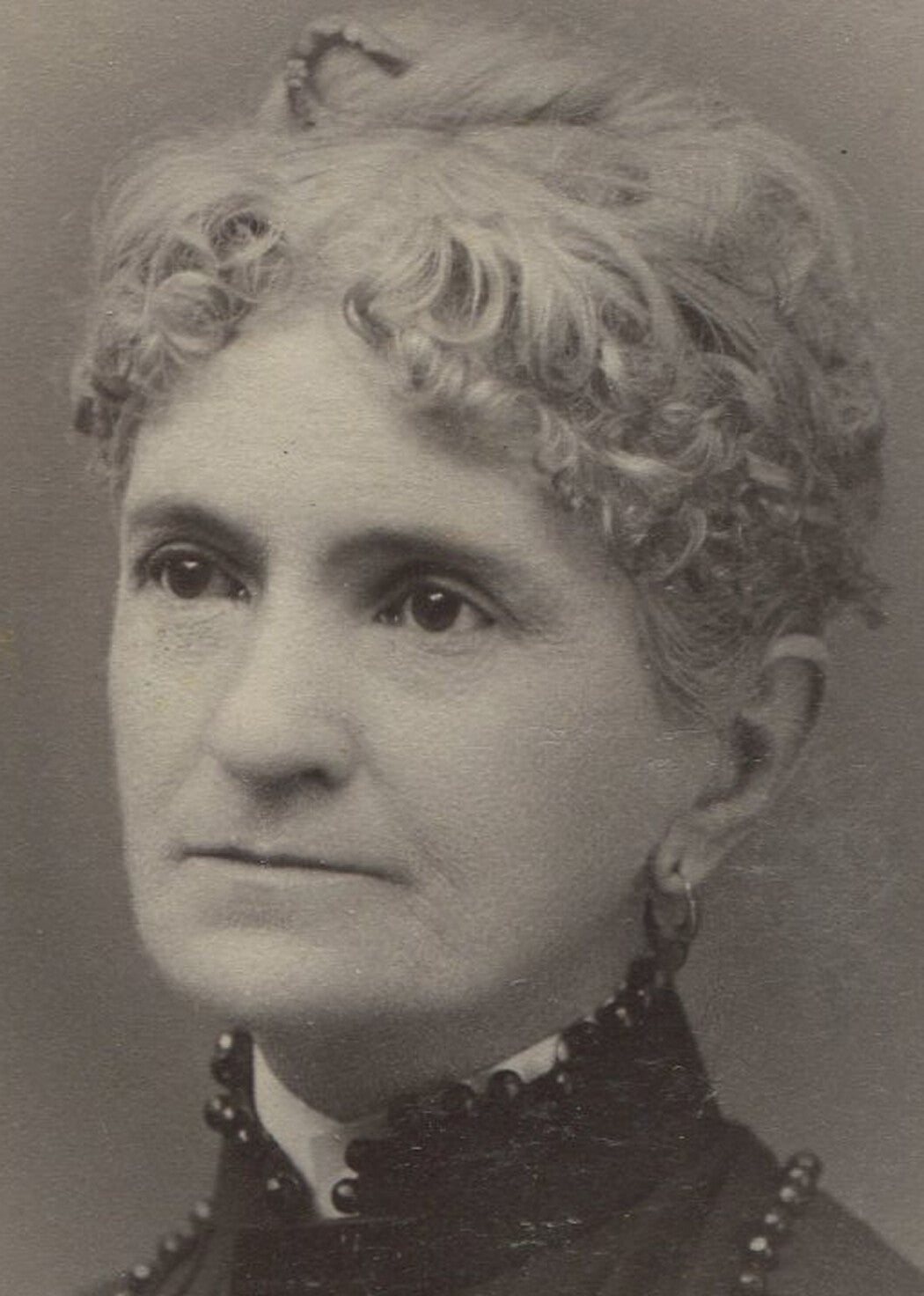 OLDER WOMAN W/ PIERCING EYES. CABINET CARD. WORCESTER, MASS.