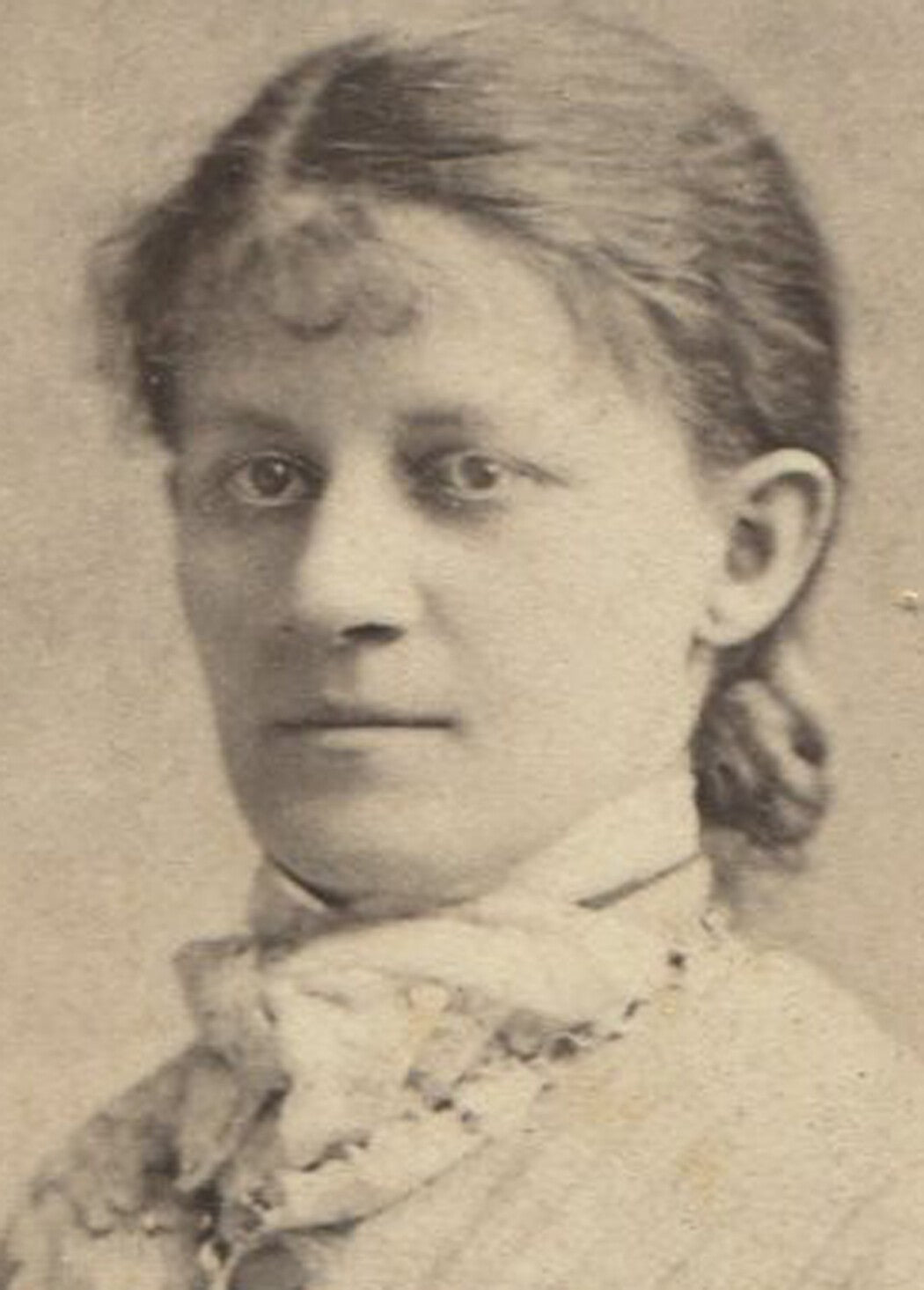 Vintage cabinet card photo: Woman Uncomfortable with Hands, Canton, Ohio - early