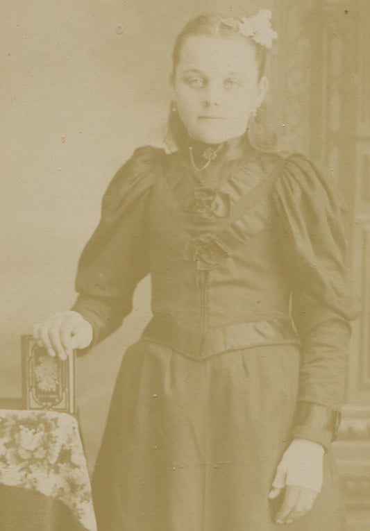 YOUNG GIRL HOLDING PHOTO ALBUM, STANDING POSE. CABINET CARD. CHICAGO, ILL.