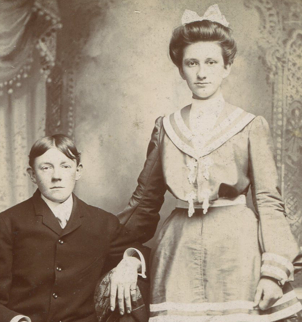 COUPLE, AFFECTIONATE POSE. HE LOOKS FRIGHTENED. CABINET CARD. YORK, PA.