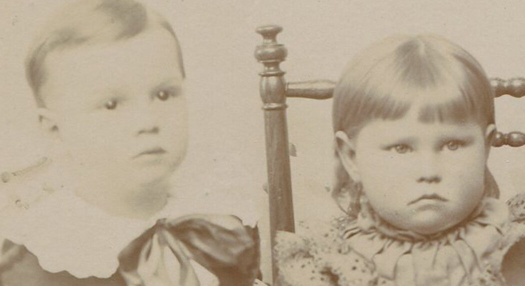 Vintage cabinet card photo: two young siblings with round pouty faces, Detroit,