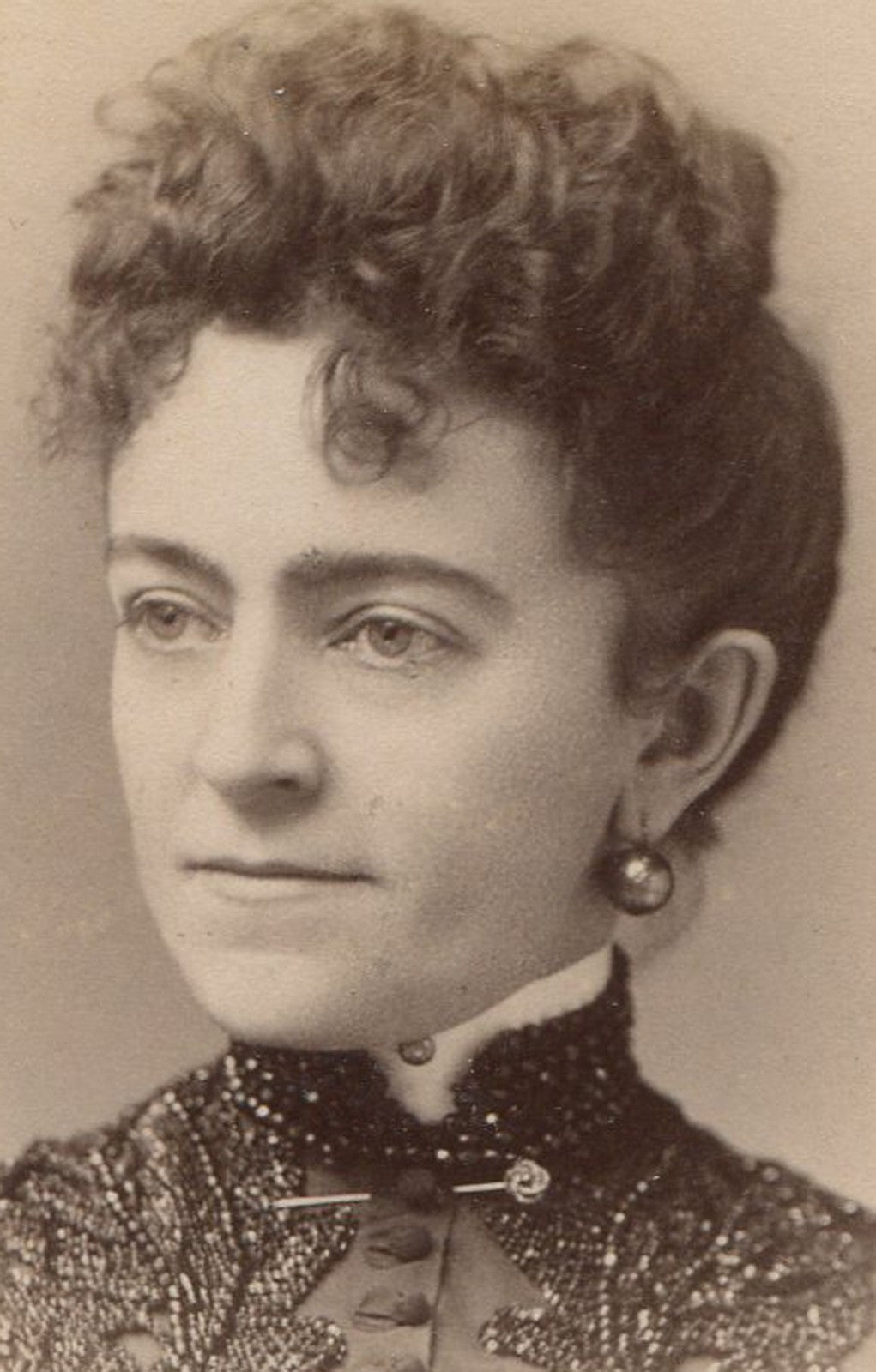 Vintage cabinet card photo: woman with curly top hair, Fredricks, N.Y. maker