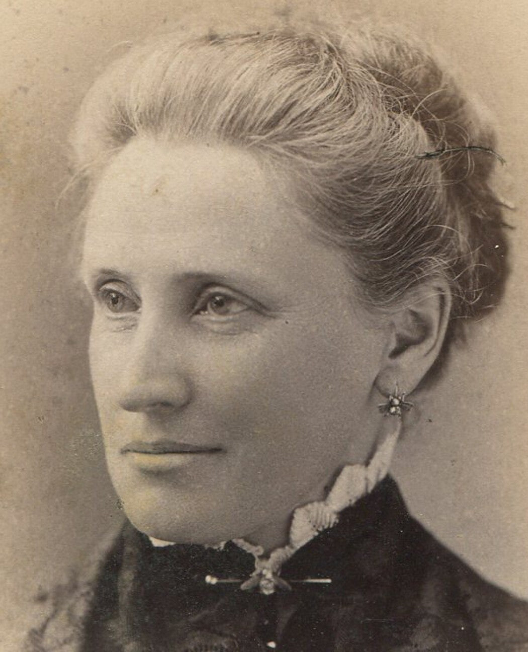 Vintage Cabinet Card Photo: Woman with Knowing Expression, Newark NJ Portrait,