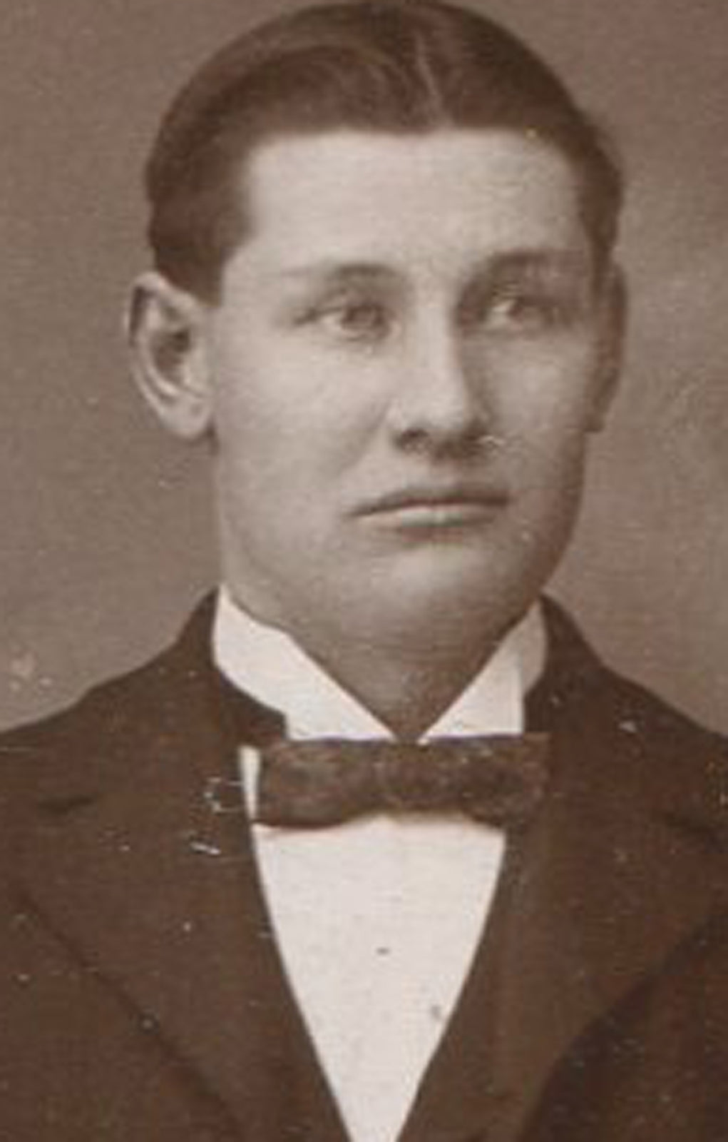 MAN, VERY LONG ARMS. GOOD TAILOR. CABINET CARD. ALLEGHENY, PA.