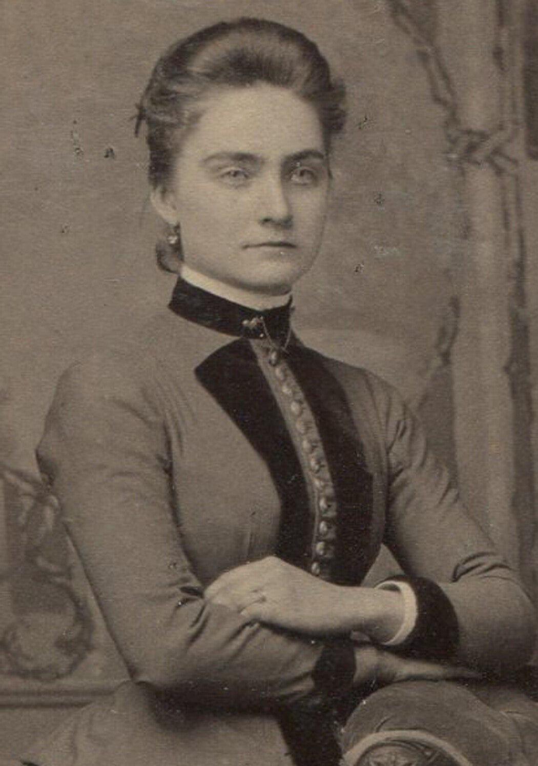 Vintage cabinet card photo: cross-armed, defiant woman from Plain City, Ohio -