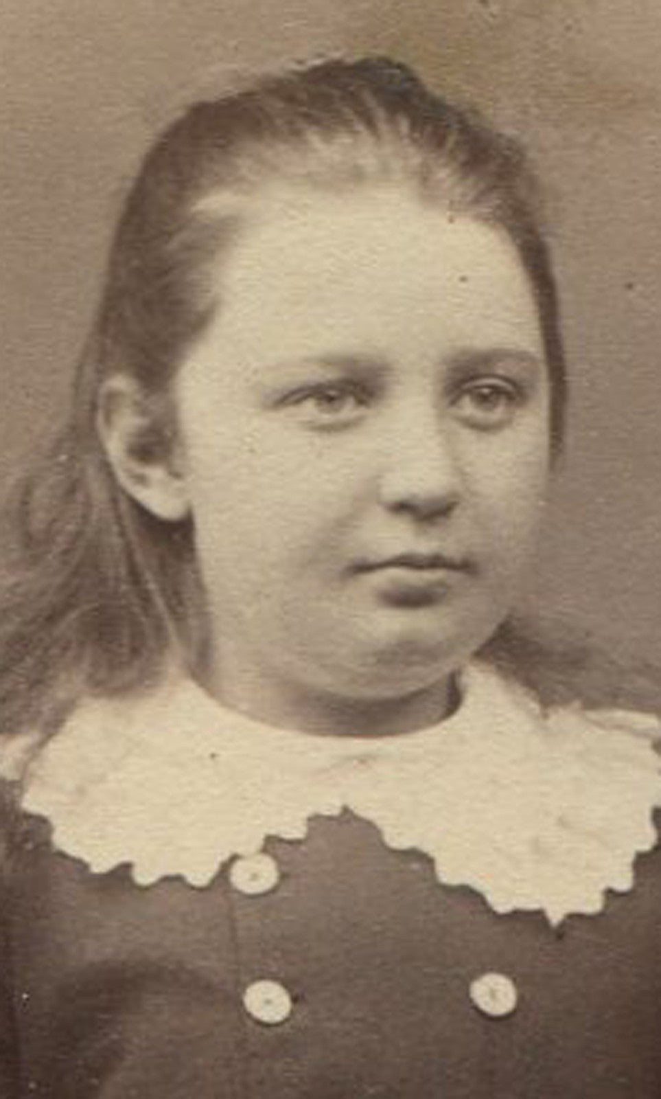 Vintage cabinet card photo: young girl with long hair and misplaced bow,