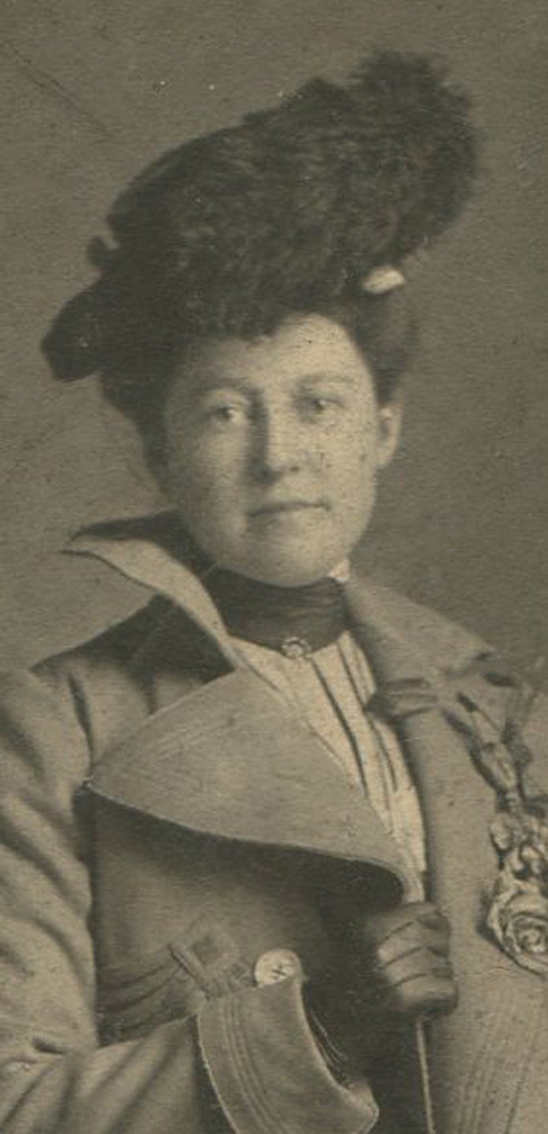 Vintage cabinet card photo: Woman in hat, gloves & winter coat in secret agent