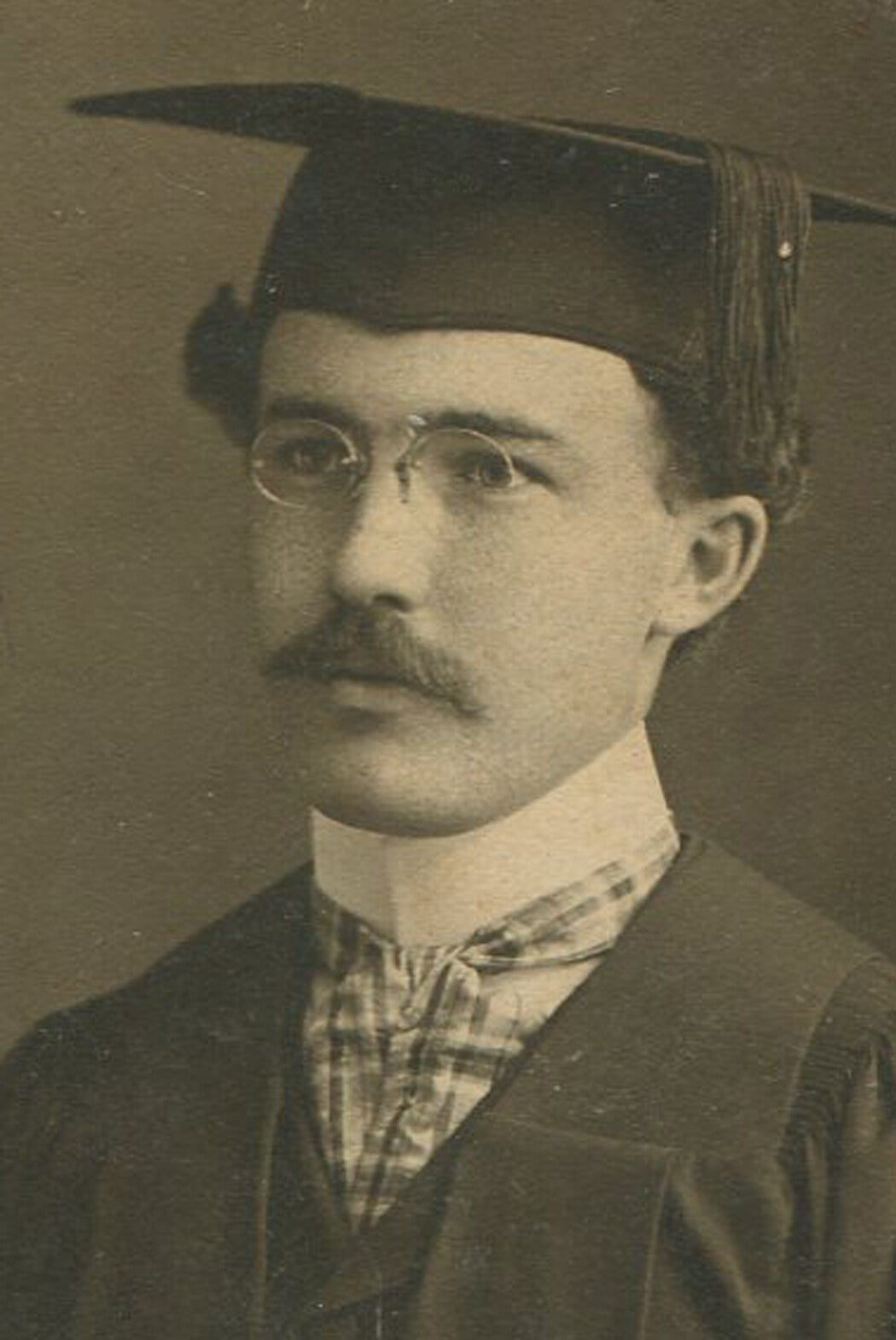 Vintage cabinet card photo: brainiac in cap and gown holding book, ideal