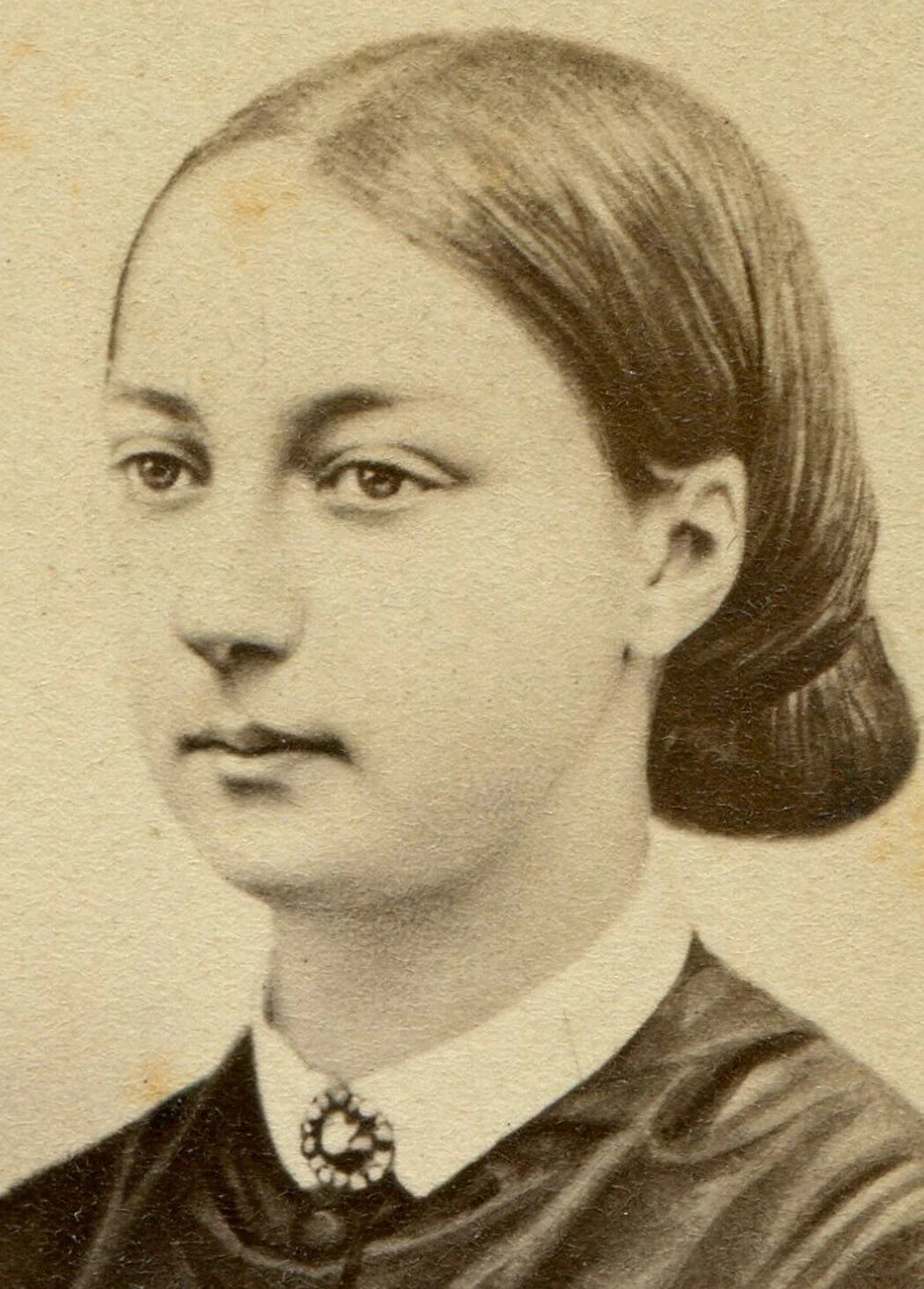PROMINENT FRENCH FIGURE, FEMALE. ARTISTICALLY ENHANCED CDV, ID ON BACK. PARIS.