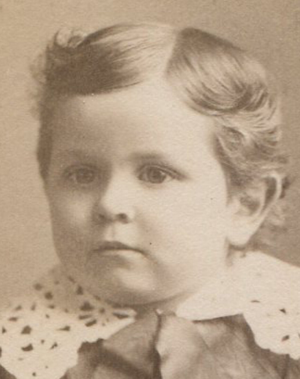 CHILD IN STRIP OUTFIT W/LACE COLLAR. CABINET CARD. CHICAGO, ILLINOIS.
