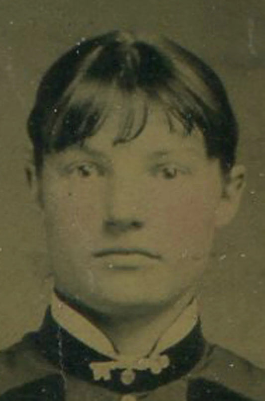 WOMAN, STANDING POSE, PINKY RING. TINTED TINTYPE.