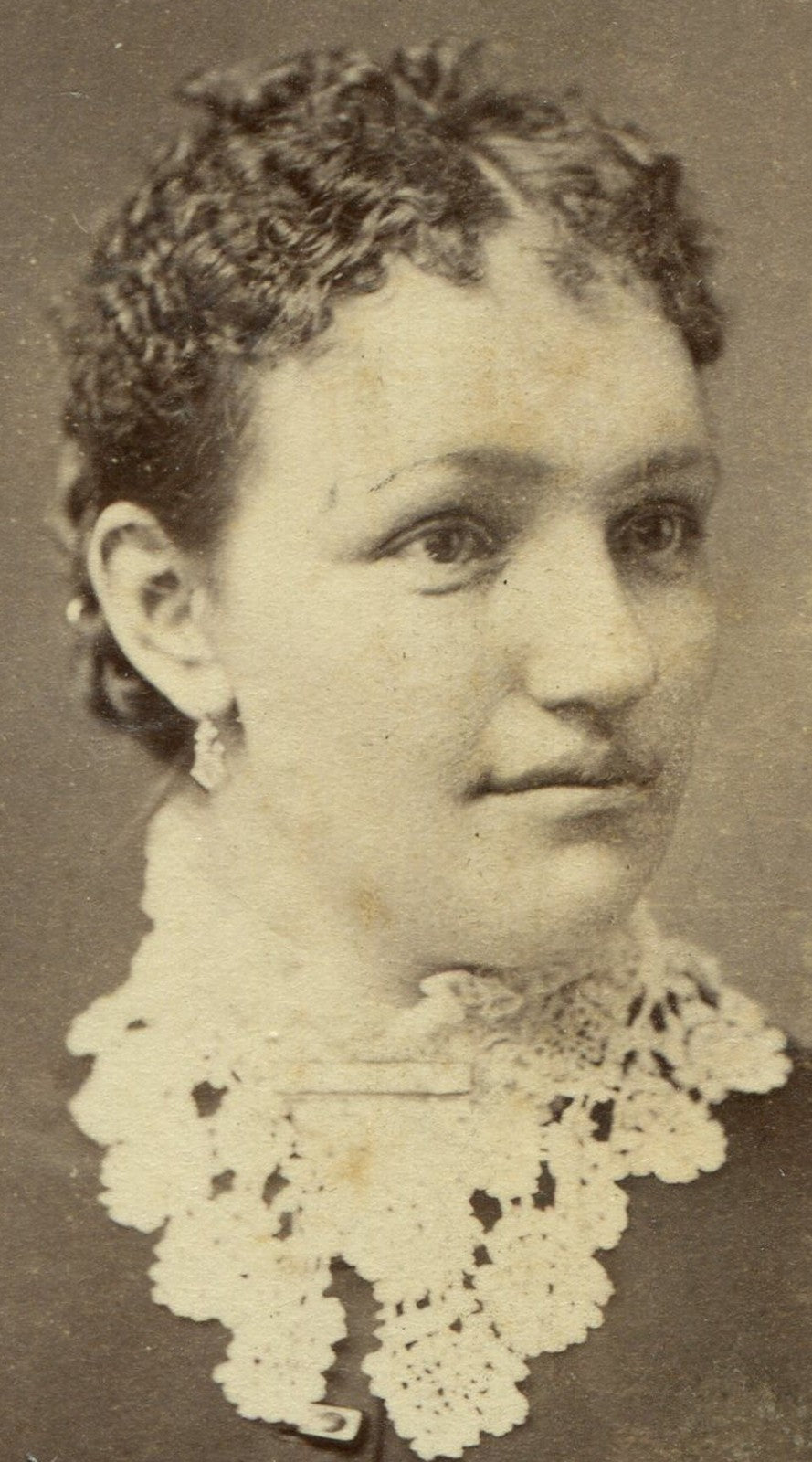WOMAN, CURLY HAIR, PULLED BACK, BEAUTIFUL LACE COLLAR. CDV. CIN. OHIO.