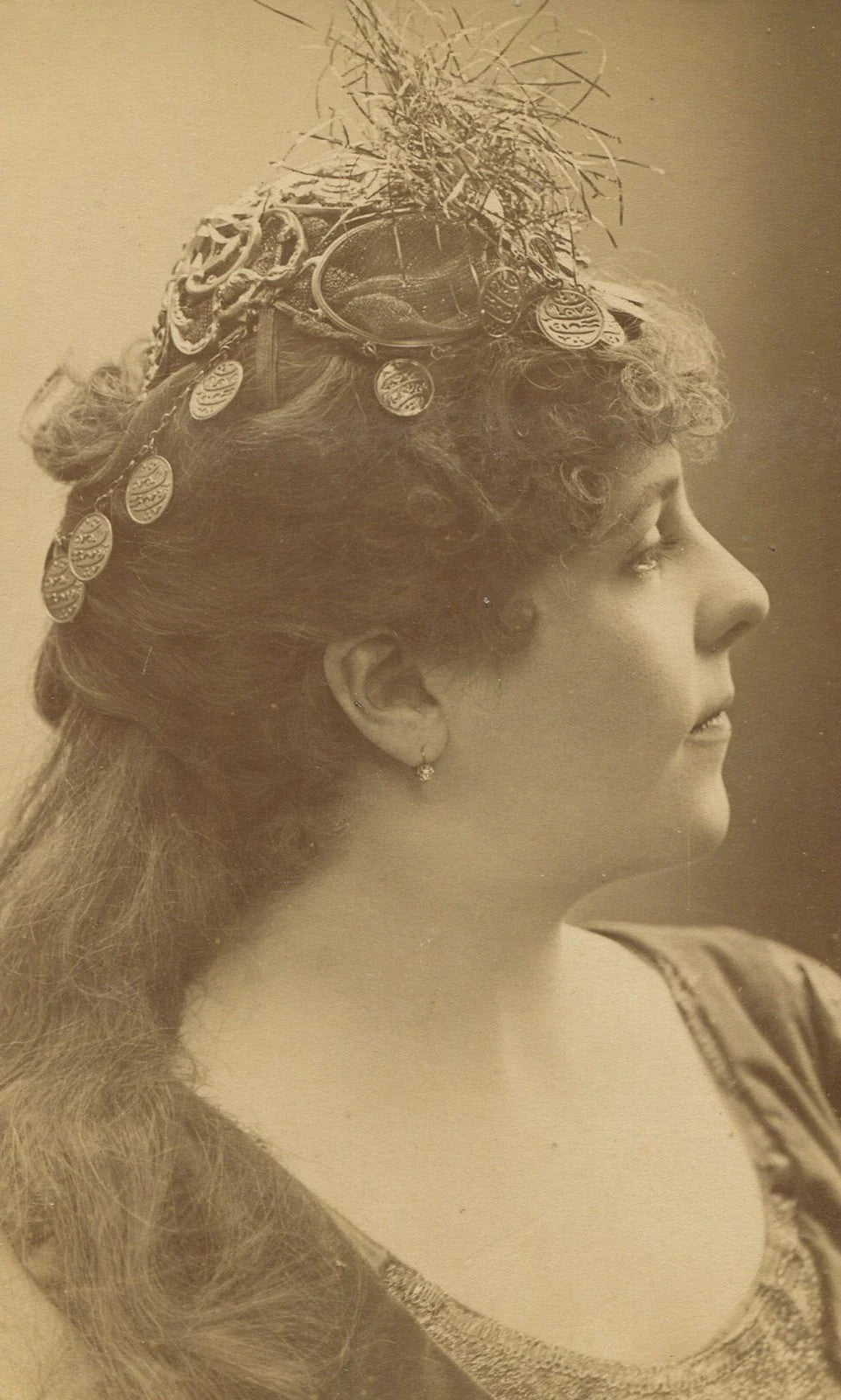 Vintage theatrical actress cabinet card by Navarz, Paris - dramatic stage