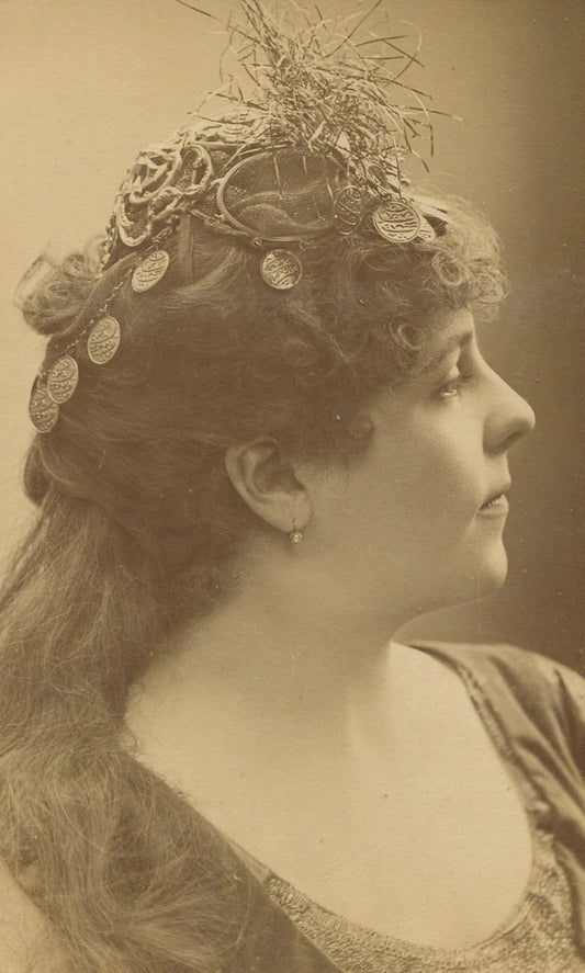 Vintage theatrical actress cabinet card by Navarz, Paris - dramatic stage