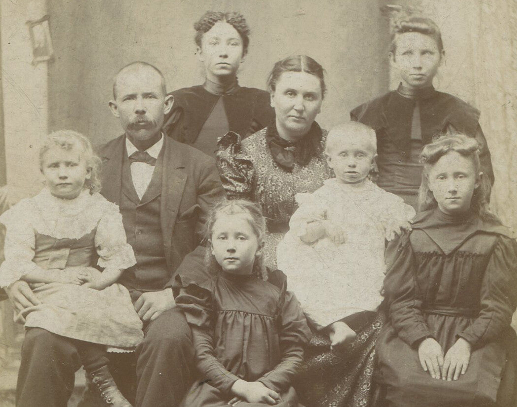 LARGE FAMILY POSED TOGETHER. CABINET CARD.
