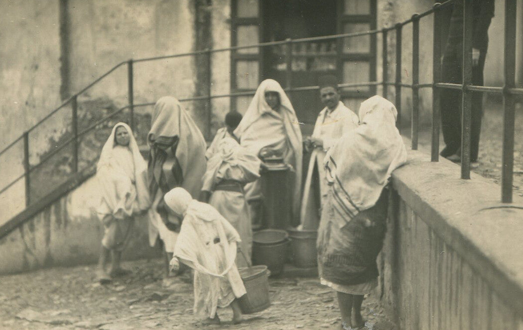 MIDDLE EAST FAMILY. B W PHOTO. 1930. 3X5 IN.