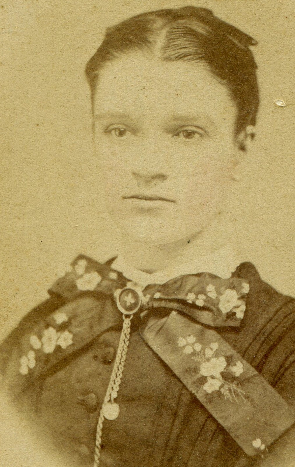 WOMAN W/ VERY FANCY BOW TIE ON DRESS. CDV. TRAVELING ARTIST MAKER MARK. RARE.