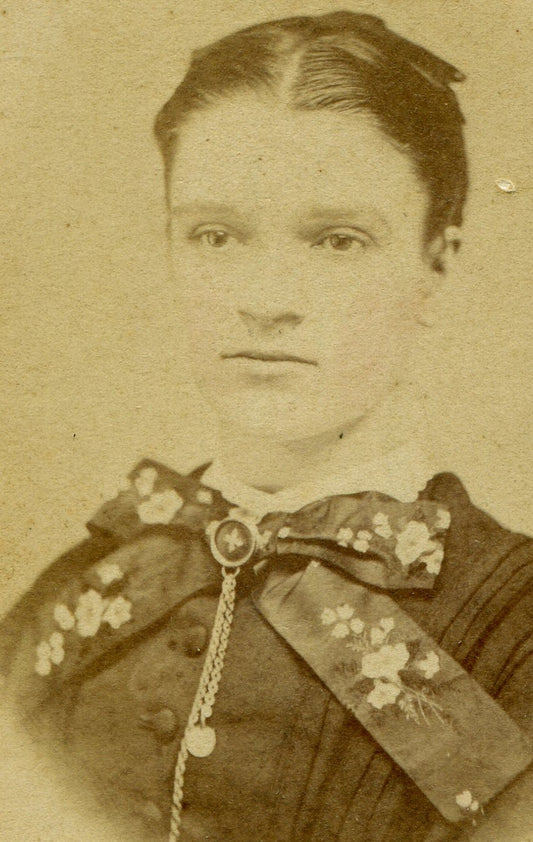WOMAN W/ VERY FANCY BOW TIE ON DRESS. CDV. TRAVELING ARTIST MAKER MARK. RARE.