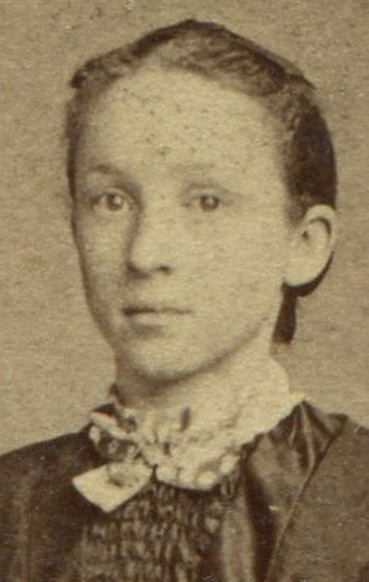 WOMAN STYLISH DRESS, STANDING POSE. CDV. PERU, ILL.