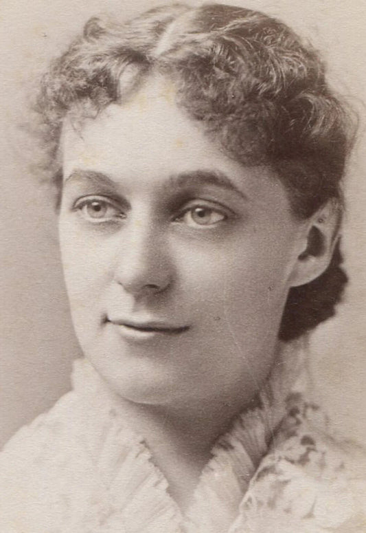 WOMAN W/ KNOWING, MISCHIEVOUS EXPRESSION. CABINET CARD. BOSTON, MASS.