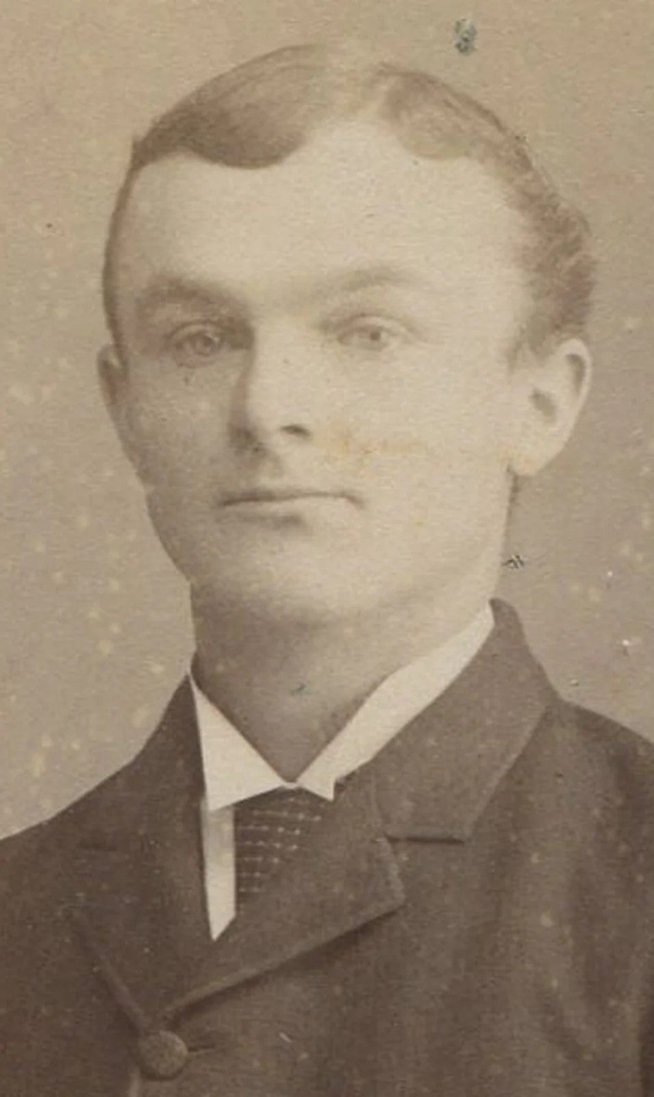MAN, STANDING POSE, IMPISH GRIN. CABINET CARD. PHILADELPHIA, PA.