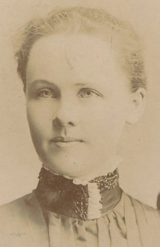 WOMAN W/HIGH ORNATE COLLAR. CABINET CARD. APPLETON, WIS.