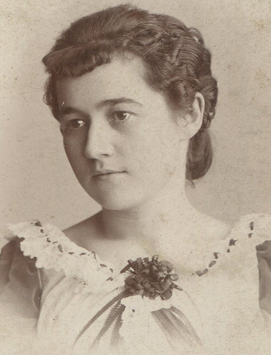 WOMAN, SHORT DARK HAIR, OPEN NECK DRESS. CABINET CARD. CHICAGO, ILL.