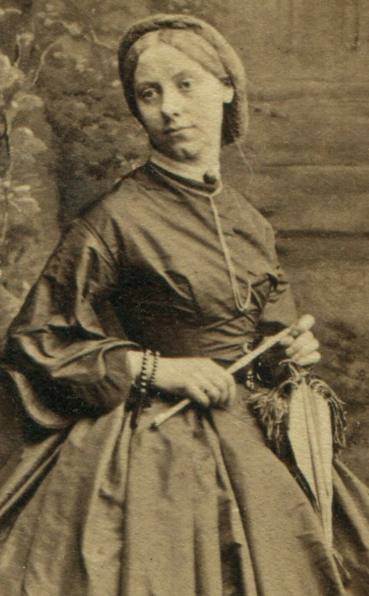 YOUNG WOMAN HOLDING PURSE ON A STICK. RICHLY PAINTED BACKGROUND. CDV. BAYSWATER.