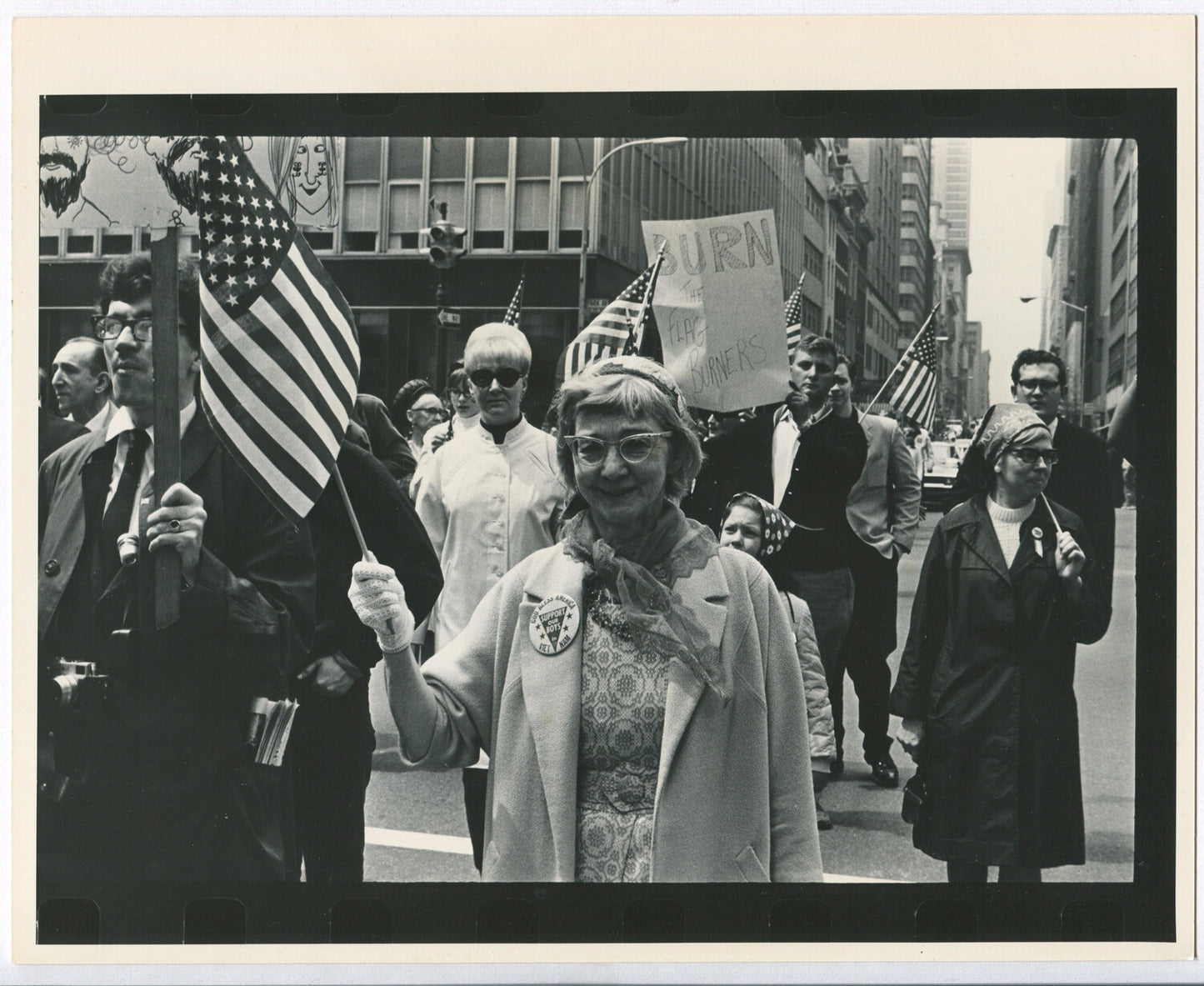 PRO VIETNAM WAR PROTEST, PITTSBURGH, PA. 1970s. 8 X 10 B&W PHOTO.