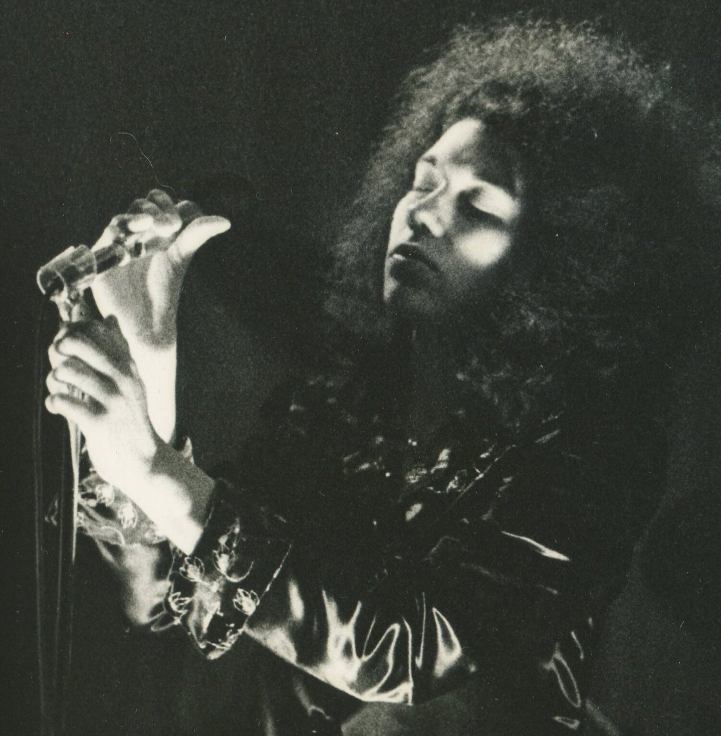 FEMALE SINGER ON STAGE, DRAMATIC LIGHTING. 8 X 10 B&W PHOTO. 1970s.