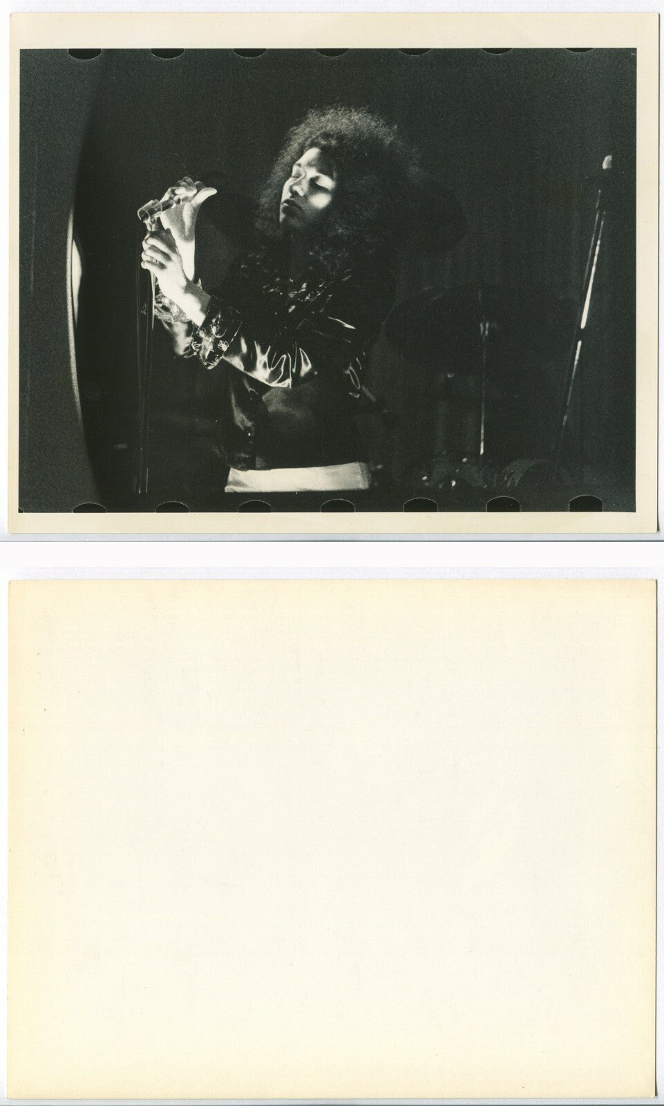 FEMALE SINGER ON STAGE, DRAMATIC LIGHTING. 8 X 10 B&W PHOTO. 1970s.
