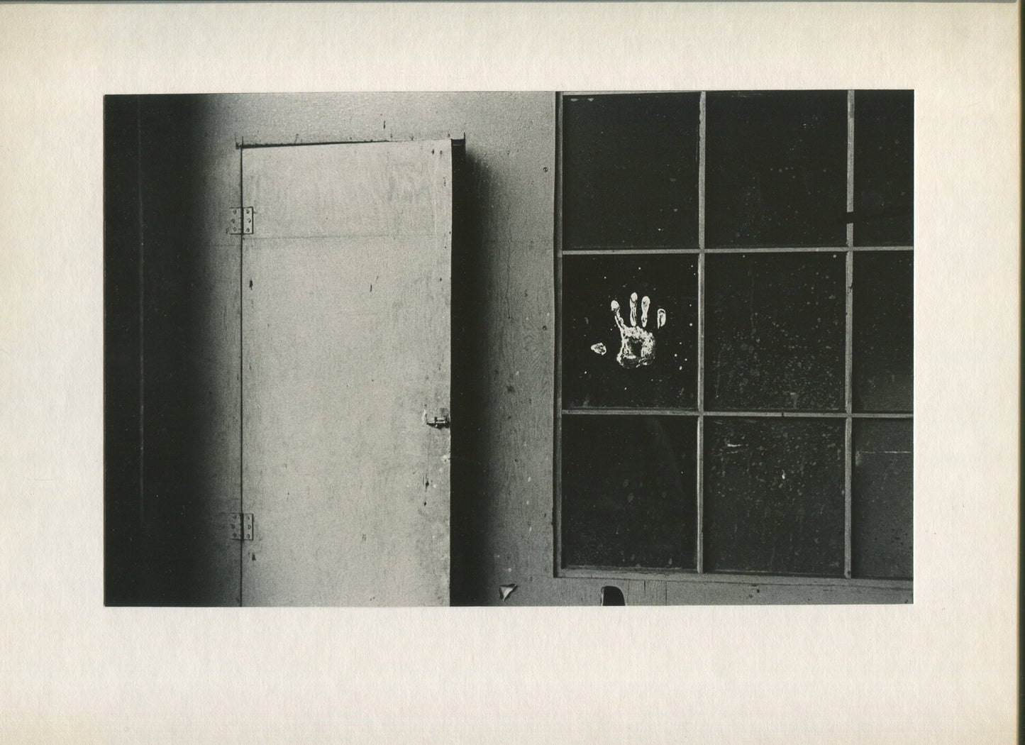 HAND PRINT ON BLACKENED WINDOW. GRAFFITI. 1970s B&W PHOTO.