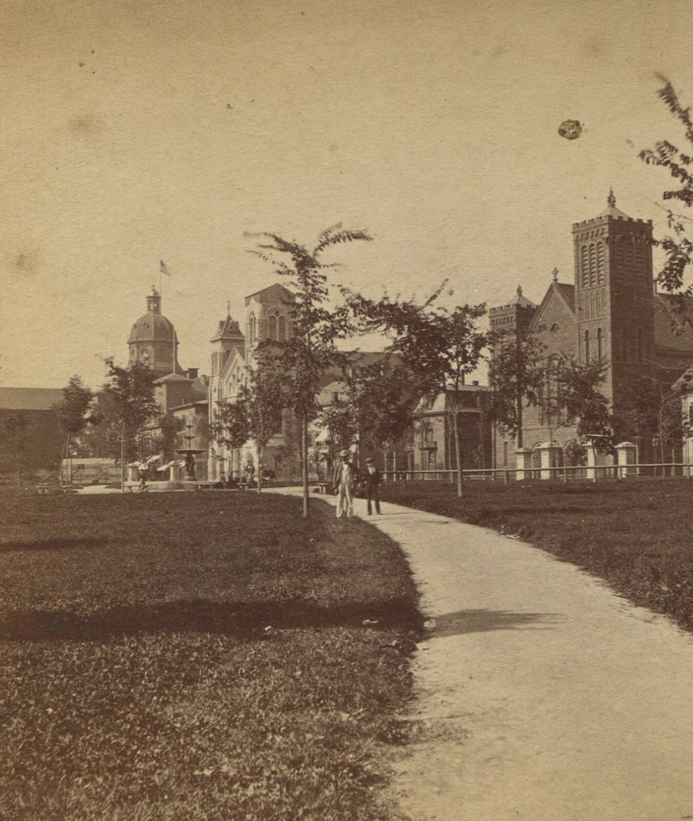MEN OUTSIDE CHURCH ON GARDEN LANE. STEREOVIEW.