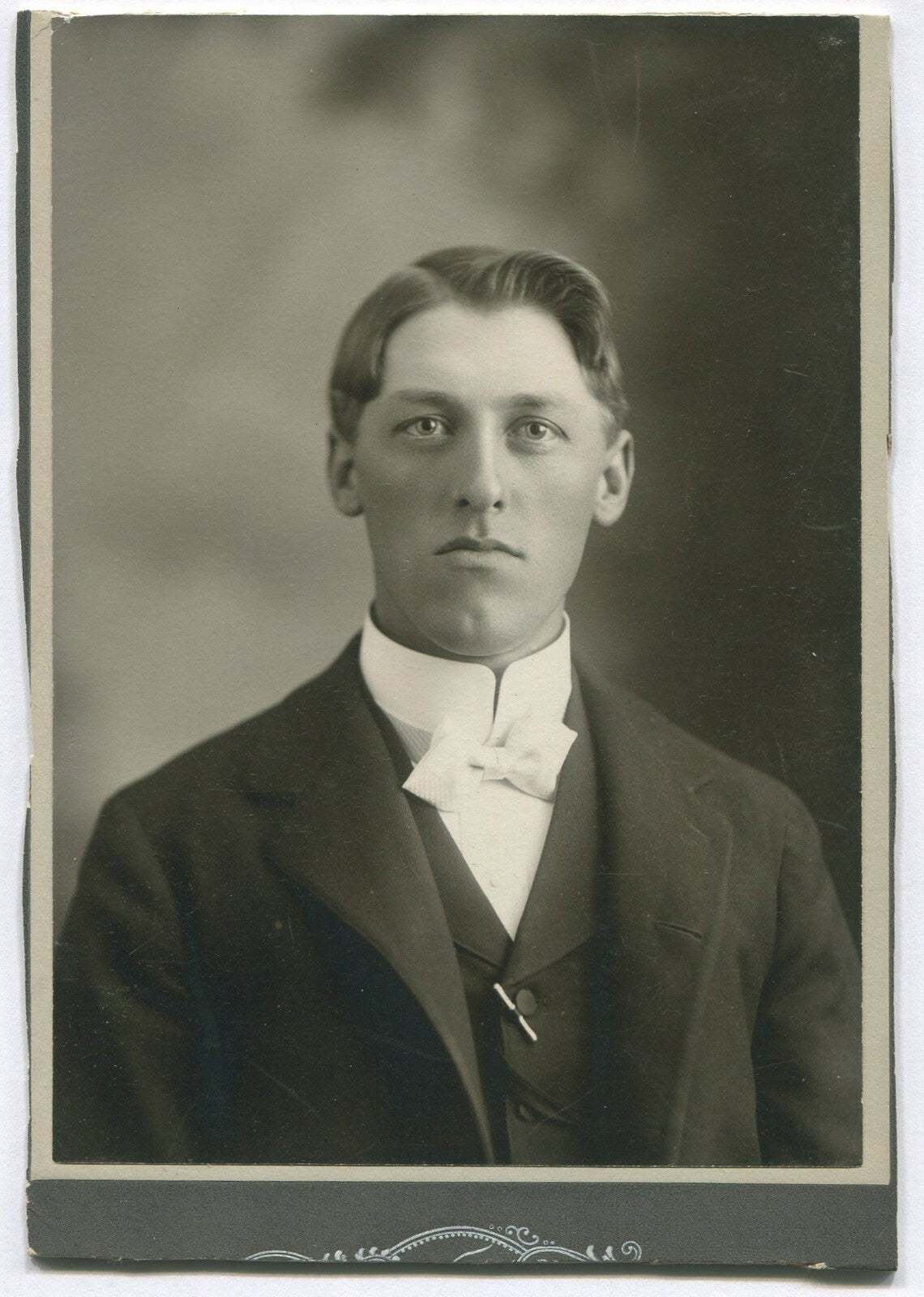 MAN WITH CLEFT CHIN, HIGH COLLAR, DEFIANT EXPRESSION. B&W. 1920s. 6X4, TRIMMED