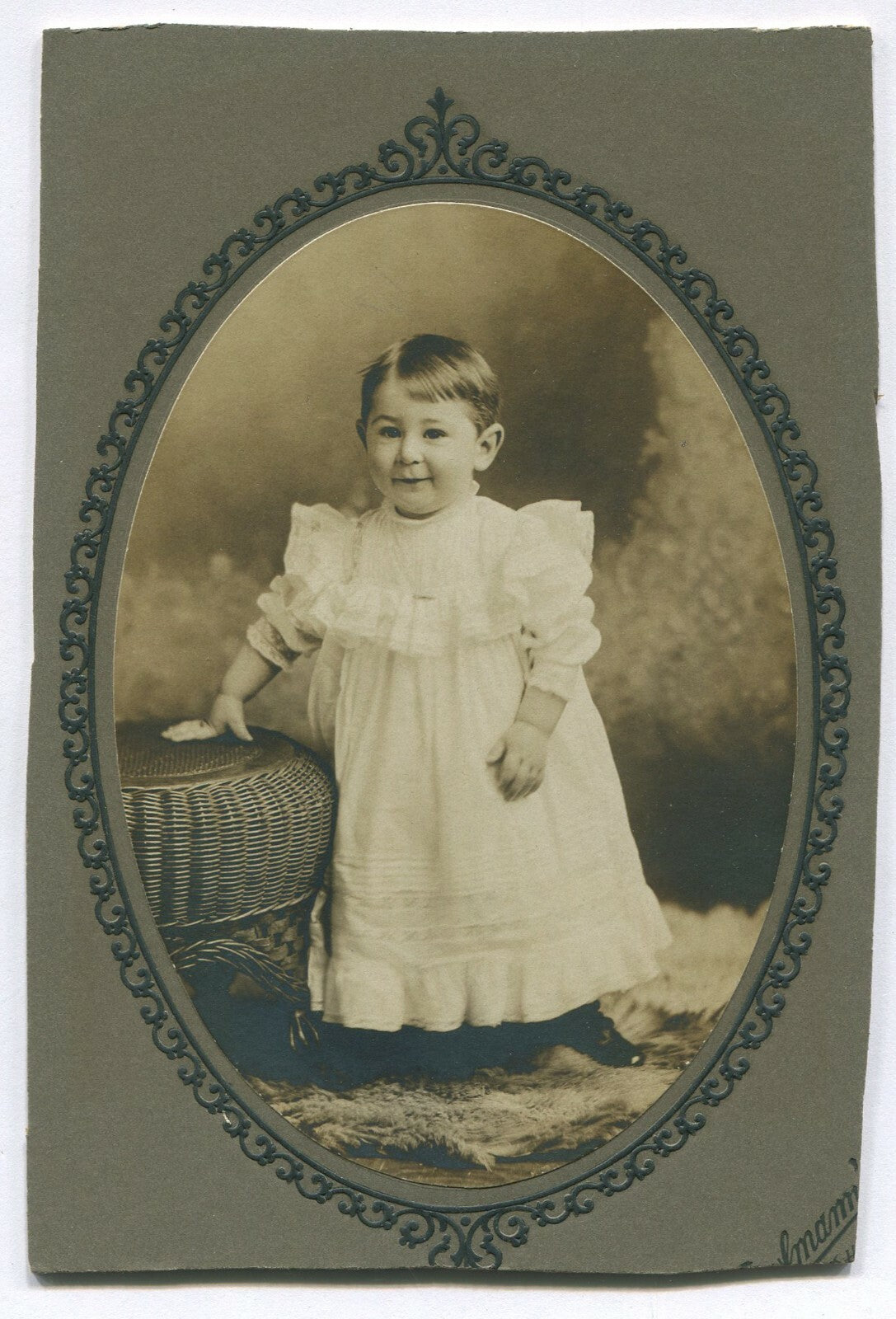GIGGLING YOUNG CHILD. VINTAGE B&W. 1920s. 6X4, TRIMMED CARD.