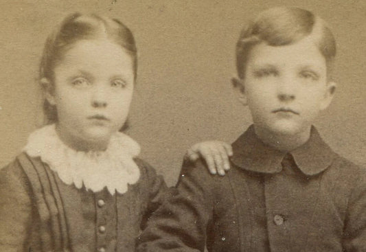 YOUNG SIBLINGS, COULD BE TWINS. AFFECTIONATE POSE. CDV. PRAIRIE DU CHIEN, WIS.