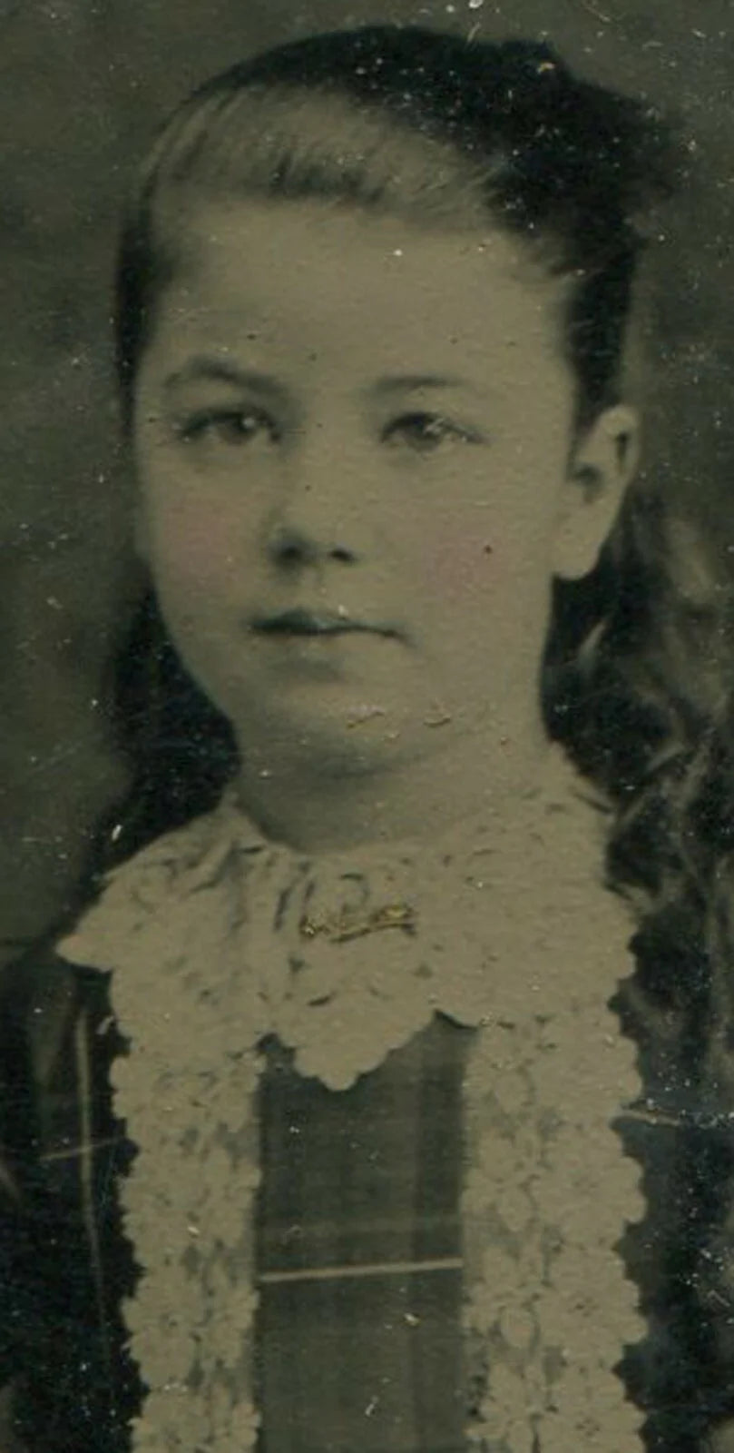 GIRL IN PRETTY DRESS. PAINTED BACKGROUND. TINTED TINTYPE.