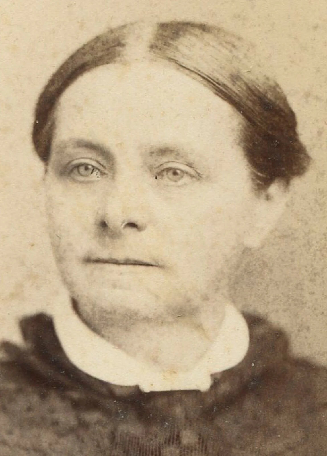 WOMAN, LACE COLLAR, SMOOTH HAIR. CABINET CARD. BOSCOBEL, WISCONSIN.
