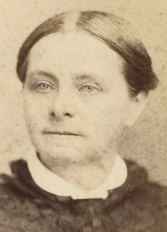 WOMAN, LACE COLLAR, SMOOTH HAIR. CABINET CARD. BOSCOBEL, WISCONSIN.