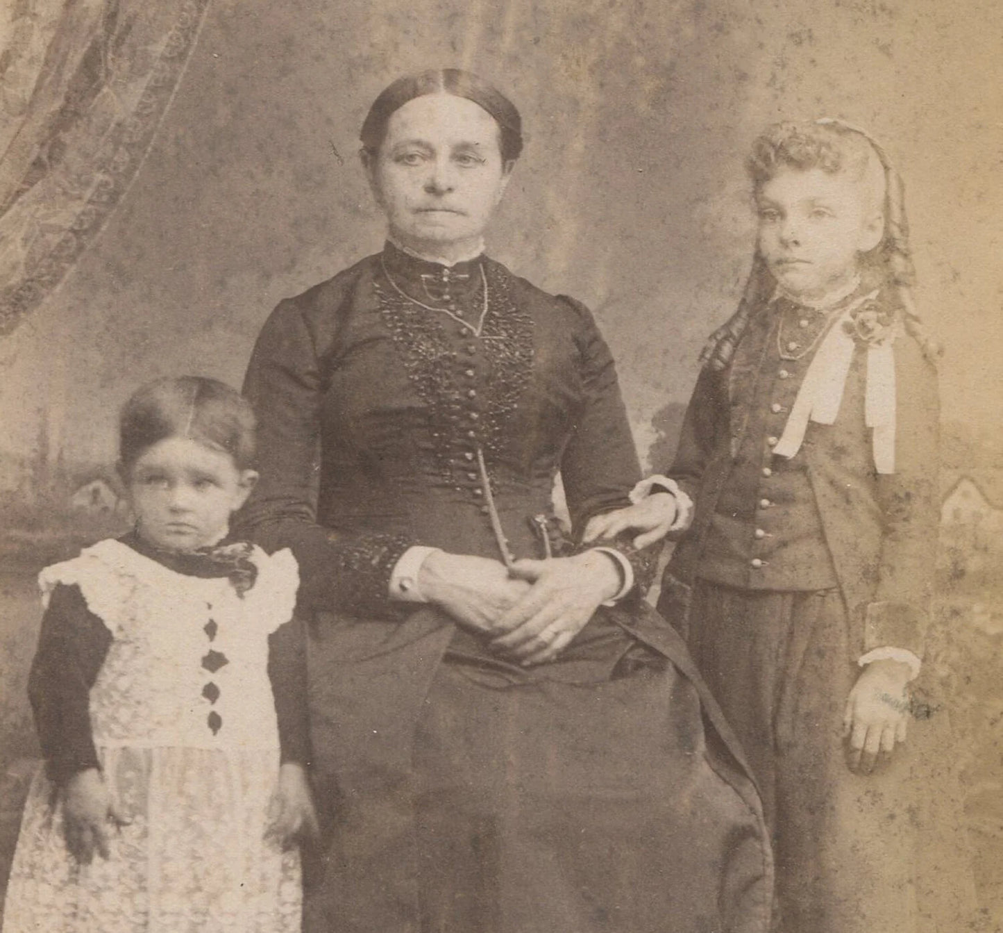 STERN MOTHER W/ TWO UNHAPPY YOUNG CHILDREN. CABINET CARD. ODEBOLT, IOWA.