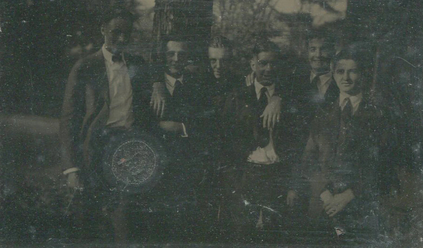 GROUP PHOTO, MEN IN SUITS. OUTDOOR SETTING. 1910s. TINTYPE