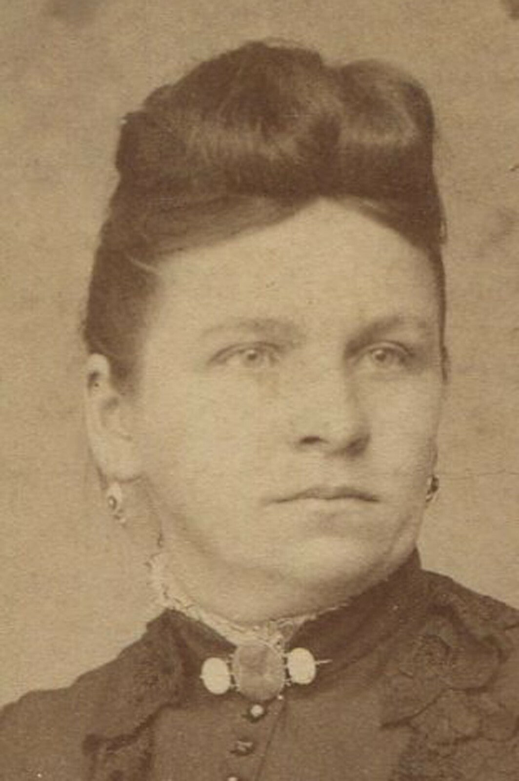 Vintage cabinet card portrait: Woman leaning on fur pelt, ST. LOUIS, MO –