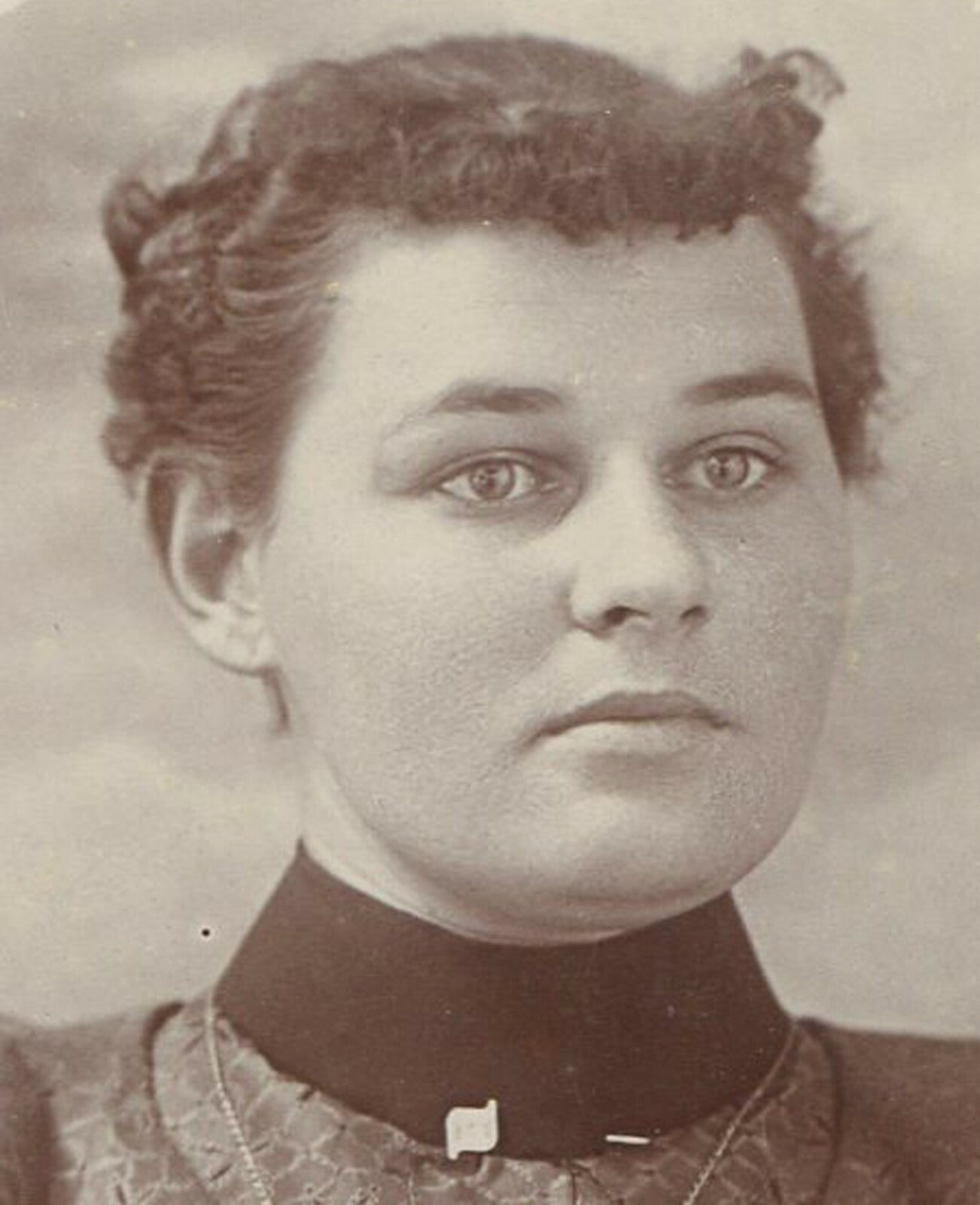 SEVERE LOOKING YOUNG WOMAN. CABINET CARD. W.V.