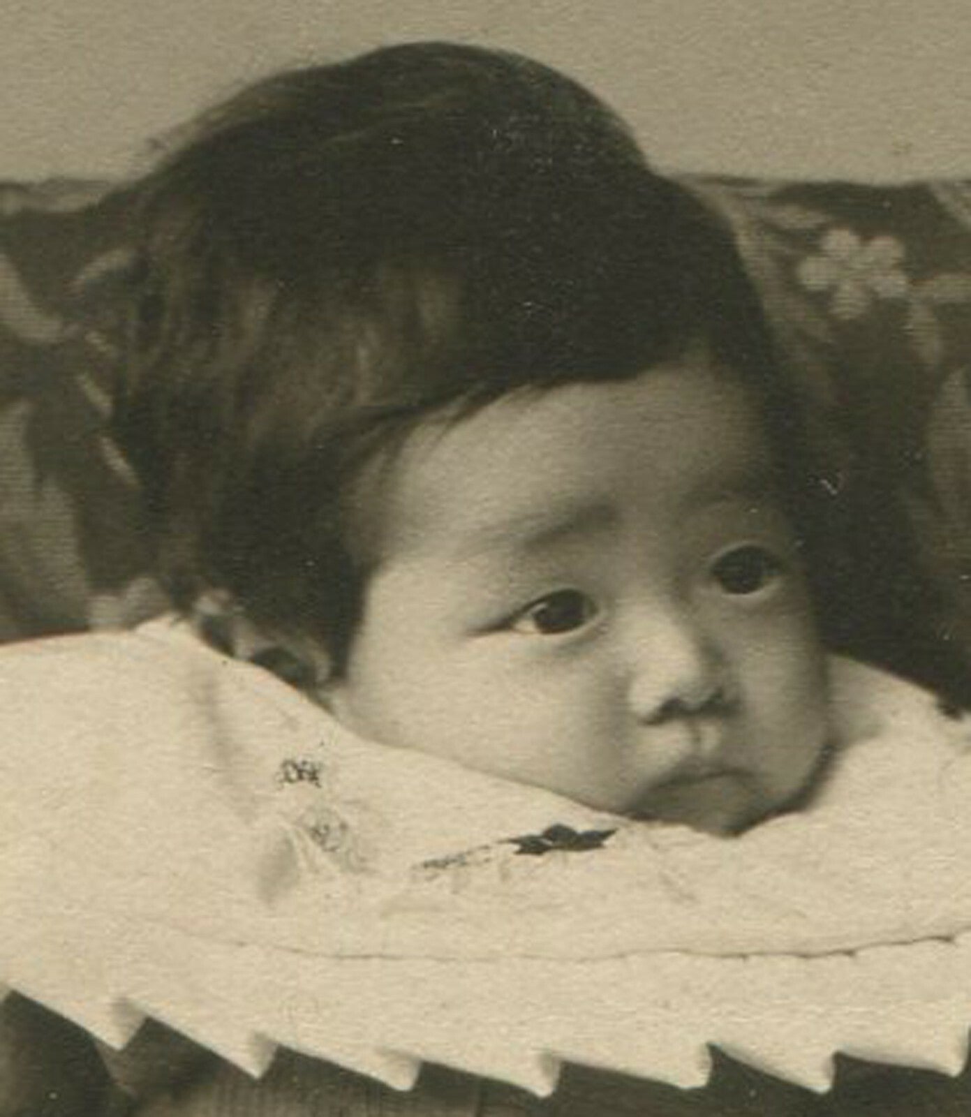 JAPANESE TODDLER IN TRADITIONAL ROBE. 5.75X4 INCH B&W PHOTO. 1910s.