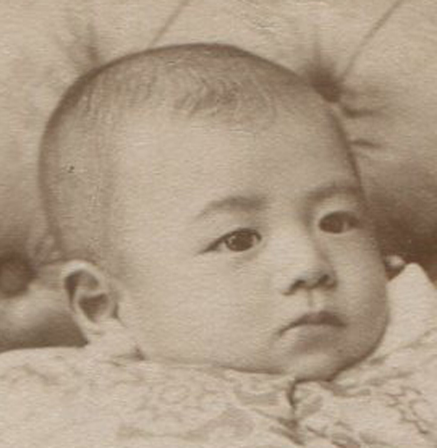 JAPANESE BABY IN TRADITIONAL ROBE. CABINET CARD 1896. JAPAN MAKER MARK.