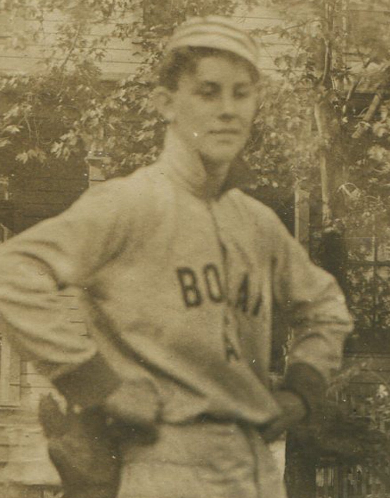 EARLY BASEBALL PLAYER W/MITT. 5.75X4.75 CABINET CARD. 1900.