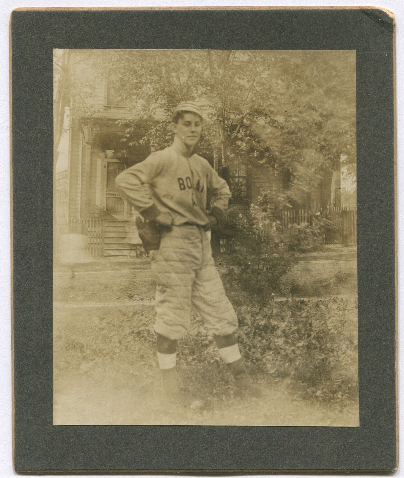 EARLY BASEBALL PLAYER W/MITT. 5.75X4.75 CABINET CARD. 1900.