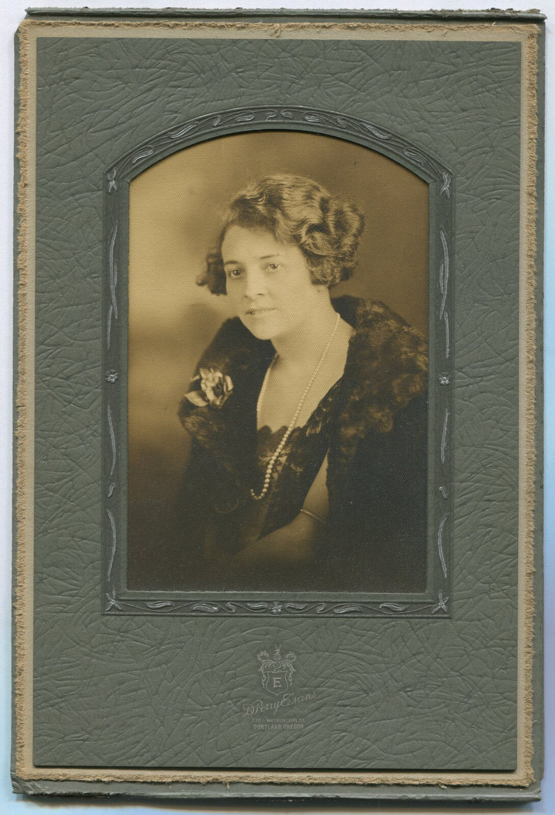 WOMAN W/SHORT WAVY HAIR, LONG STRING OF PEARLS. 6X4 TONED B&W IN 9.5X6.5 FOLDER.