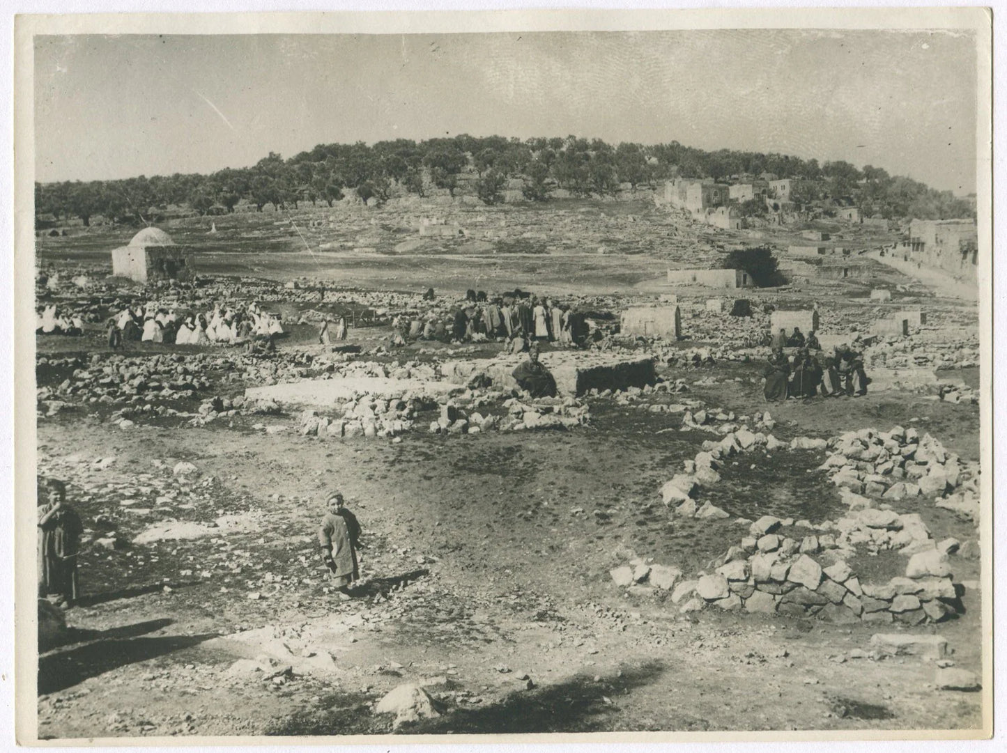 FAMILIES GATHERED AT BURIAL GROUND, HEBRON, PALESTINE. WWI.  (8x10 REPRINT)